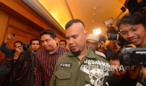 Bakal Calon Gubernur DKI Jakarta dari Partai PKB Ahmad Dhani memasuki ruangan untuk mengikuti silaturahmi secara tertutup bersama Bakal Calon Gubernur lainnya di Jakarta, Kamis (12/2). 