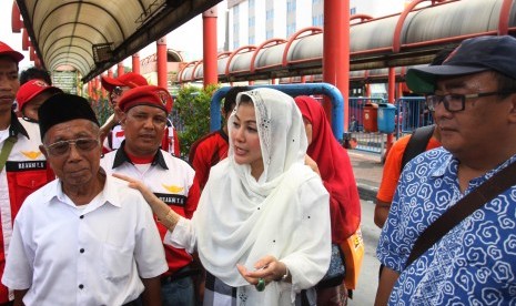 Bakal calon Gubernur DKI Jakarta, Hasnaeni Moein (kanan) berbincang dengan warga saat berkunjung ke Terminal Blok M untuk menemui sopir, kondektur dan penumpang metromini di Terminal Blok M, Jakarta, Jumat (18/3).