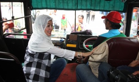 Bakal calon Gubernur DKI Jakarta, Hasnaeni Moein (kiri) berbincang dengan supir metro mini saat berkunjung ke Terminal Blok M untuk menemui sopir, kondektur dan penumpang metromini di Terminal Blok M, Jakarta, Jumat (18/3).