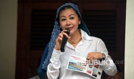 Bakal calon Gubernur DKI Jakarta Hasnaeni Moein menyampaikan pidato sambutannya saat menghadiri Deklarasi dan Diskusi Anak kampung komunitas Jakarta Teguh Beriman di Kramat Sentiong, Jakarta, Ahad (17/4). (Republika / Rakhmawaty La