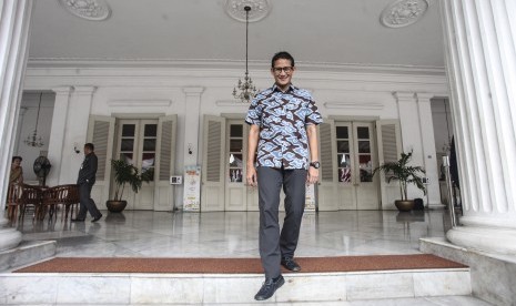 Bakal Calon Gubernur DKI Jakarta Sandiaga Uno berjalan usai bertemu dengan Gubernur DKI Jakarta Basuki Tjahaja Purnama di halaman pendopo Kantor Balaikota DKI Jakarta, Jumat (12/8). 