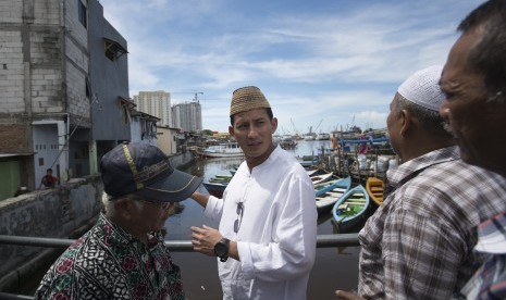 Bakal Calon Gubernur DKI Jakarta Sandiaga Uno (kedua kiri) berdialog dengan warga di Kampung Luar Batang, Penjaringan, Jakarta, Jumat (8/4).