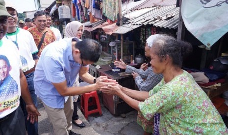 Bakal calon gubernur DKI Jakarta Sandiaga Uno menyalami warga Tambora.