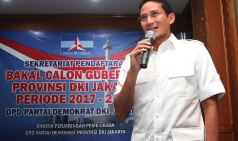 Bakal Calon Gubernur DKI Jakarta Sandiaga Uno menyampaikan visi dan misi usai mengembalikan formulir pendaftaran Calon Gubernur DKI Jakarta dari Partai Demokrat di Jakarta, Jumat (22/4). 