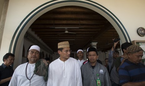 Bakal Calon Gubernur DKI Jakarta Sandiaga Uno (tengah) berjalan bersama pengurus Masjid Jami' Keramat Luar Batang, Jakarta, Jumat (8/4).