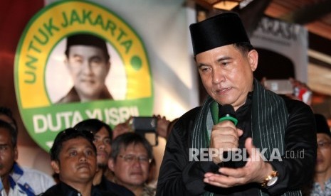 Bakal Calon Gubernur DKI Jakarta Yusril Ihza Mahendra beraudiensi saat menghadiri deklarasi dukungan Bang Yusril Maju Dalam Pemilukada DKI 2017 di Jakarta, Ahad (28/8). (Republika/Rakhmawaty La'lang)