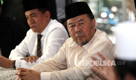 Bakal Calon Gubernur DKI Jakarta Yusril Ihza Mahendra (kiri), bersama Ketua Dewan Syura Majelis Pelayan Jakarta (MPJ) Didin Hafidhuddin (tengah), didampingi jajaran pengurus MPJ saat memberikan keterangan pers usai melakukan pertemuan di Kompleks Masjid Ba