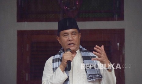 Bakal calon Gubernur DKI Jakarta Yusril Ihza Mahendra meyampaikan pidato sambutannya saat menghadiri Deklarasi dan Diskusi Anak kampung komunitas Jakarta Teguh Beriman di Kramat Sentiong, Jakarta, Ahad (17/4).  (Republika / Rakhmawaty La'lang )