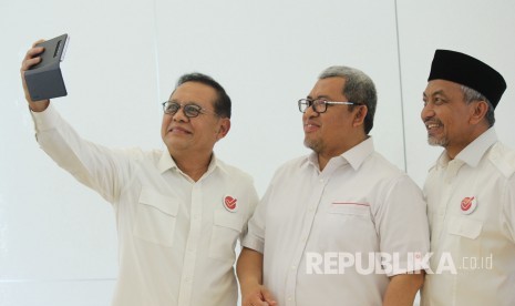 Bakal Calon Gubernur Jabar Sudrajat (kiri) dan Wakilnya Ahamad Syaikhu (kanan) beserta Ahmad Heryawan (tengah) berswafoto, pada acara silaturahim bersama wartawan di The Kartipah, Jl Djuanda, Kota Bandung, Kota Bandung, (21/1)