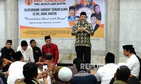 Bakal Calon gubernur Jakarta Suyoto (Kang Yoto)memberikan paparan saat silaturarahim sekaligus memperkenalkan tujuh kandidat bakal calon dari umat Muslim yang diusung untuk menjadi Calon Gubernur DKI Jakarta di Masjid Agung Sunda Kelapa, Jakarta, Jumat (24