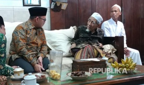 Bakal calon gubernur Jateng Sudirman Said bersilaturahim  ke kediaman  Mbah Maimoen di kompleks pondok pesantren Al Anwar, Sarang, Rabu (16/8) subuh. 