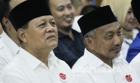 Bakal Calon Gubernur dan Wakil Gubernur Jawa Barat, Sudrajat dan Ahmad Syaikhu saat melakukan pendaftaran di Kantor KPU Jawa Barat, Kota Bandung, Rabu (10/1).