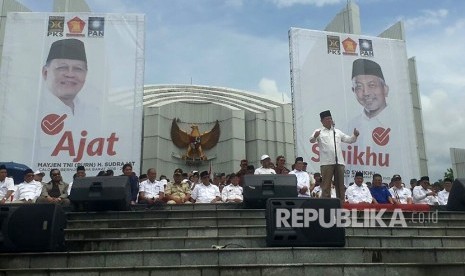 Bakal calon gubernur Jawa Barat, Sudrajat memberikan orasi dalam deklarasi pasangan asyik di monumen perjuangan, Rabu (10/1).