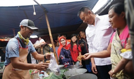 Bakal Calon Gubernur Jawa Barat Tb Hasanuddin (Kang Hasan) berbincang dengan pedagang Pasar Ciawitali, Kabupaten Garut, Jumat (2/2).