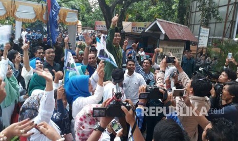 Bakal calon gubernur NTB yang diusung Demokrat dan PKS, Zulkieflimansyah menyapa ribuan pendukungnya di sela-sela proses verifikasi berkas pendaftaran di Kantor KPU NTB, Rabu (10/1) sore.