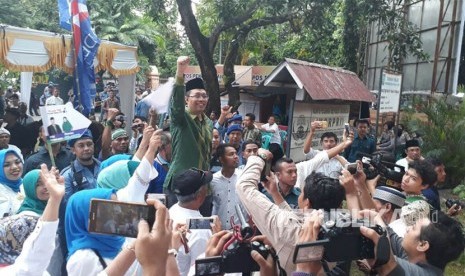 Bakal calon gubernur NTB yang diusung Demokrat dan PKS, Zulkieflimansyah menyapa ribuan pendukungnya di sela-sela proses verifikasi berkas pendaftaran di Kantor KPU NTB, Rabu (10/1) sore.