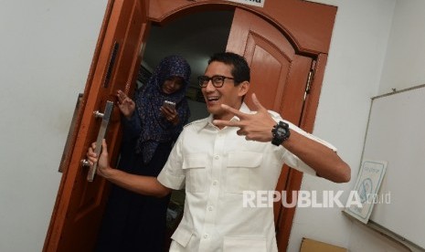 Bakal Calon Gubernur Provinsi DKI Jakarta Sandiaga Uno berpose saat bersilaturahmi di Kantor Republika, Jakarta, Kamis (15/9).