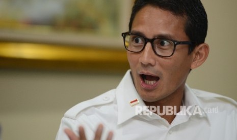 Bakal Calon Gubernur Provinsi DKI Jakarta Sandiaga Uno memberikan pemaran kepada awak redaksi Republika saat bersilaturahmi di Kantor Republika, Jakarta, Kamis (15/9). 