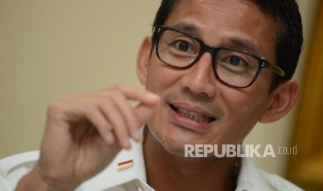 Bakal Calon Gubernur Provinsi DKI Jakarta Sandiaga Uno memberikan pemaran kepada awak redaksi Republika saat bersilaturahmi di Kantor Republika, Jakarta, Kamis (15/9).