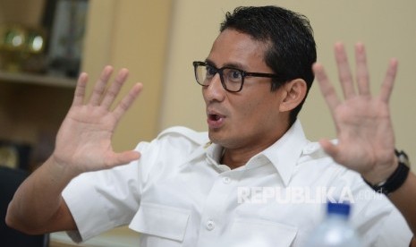 Bakal Calon Gubernur Provinsi DKI Jakarta Sandiaga Uno memberikan pemaran kepada awak redaksi Republika saat bersilaturahmi di Kantor Republika, Jakarta, Kamis (15/9).