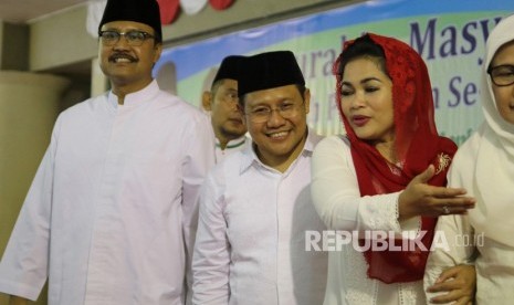 Bakal Calon Gubernur Saifullah Yusuf atau Gus Ipul (kiri), Ketua Umum Partai Kebangkitan Bangsa (PKB) Muhaimin Iskandar (tengah) dan Bakal Calon Wakil Gubernur Puti Guntur Soekarno (kanan) bertemu saat silaturahmi dengan sejumlah kyai se-Jawa Timur, di Pondok Pesantren Lirboyo, Kota Kediri, Jawa Timur, Selasa (6/2).