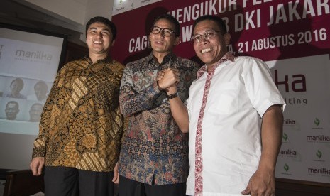 Bakal calon Gubernur Sandiaga Uno (tengah), politisi PDIP Masinton Pasaribu (kanan) dan Managing Director Manilka Research and Consulting Herzaky Mahendra Putra (kiri) menjadi narasumber dalam pemaparan hasil survei peluang Cagub-Cawagub DKI Jakarta 