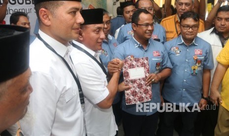 Bakal calon gubernur Sumatera Utara Edy Rahmayadi (ketiga kiri) bersama bakal calon wakil gubernur Musa Rajeckshah (kedua kiri) menyerahkan berkas pendaftaran kepada Ketua KPU Sumut Mulia Banurea (kedua kanan) di kantor KPU Medan, Sumatera Utara, Senin (8/1). 