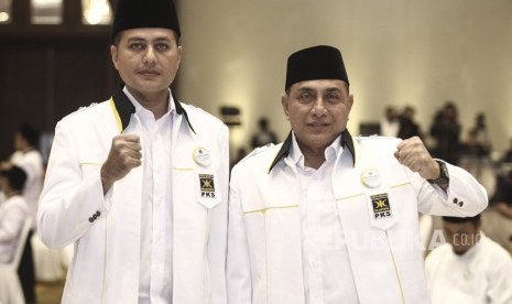 Bakal Calon Gubernur Sumatera Utara yang juga Pangkostrad Letjen TNI Edy Rahmayadi (kanan) bersama bakal Calon Wakil Gubernur Sumut Musa Rajekshah (kiri)