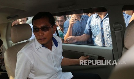 Bakal calon Gubernur Sumatra Utara yang juga Ketua DPD Partai Demokrat Sumut JR Saragih berada di dalam mobil seusai diperiksa pihak Sentra Penegakan Hukum Terpadu (Sentra Gakkumdu) di kantor Bawaslu Sumut, di Medan, Sumatra Utara, Senin (19/3).