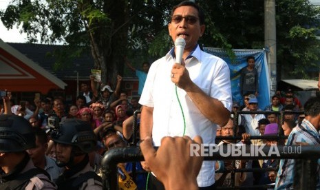 Bakal calon Gubernur Sumatra Utara yang juga Ketua DPD Partai Demokrat Sumut JR Saragih menyampaikan orasi seusai diperiksa pihak Sentra Penegakan Hukum Terpadu (Sentra Gakkumdu) di Kantor Bawaslu Sumut, di Medan, Sumatra Utara, Senin (19/3). 