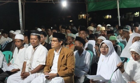  Bakal calon independent bupati Bima Abdul Khayir (tengah)