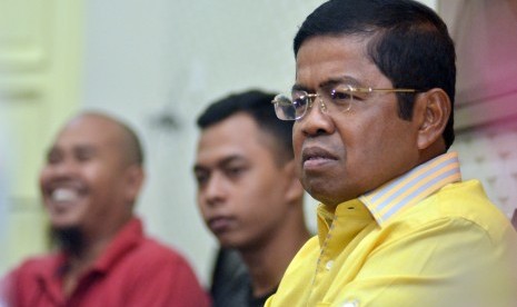 Bakal Calon Ketua Umum Partai Golkar Idrus Marham  (kanan) memberikan keterangan pers kepada wartawan di RM Apong Makassar, Sulawesi Selatan, Minggu malam (21/2)