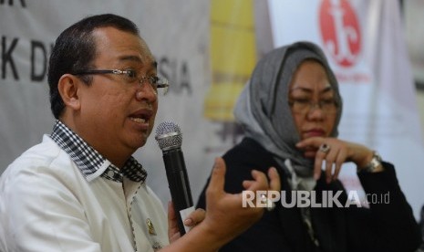  Bakal Calon Ketua Umum Partai Golkar Priyo Budi Santoso (kiri) bersama Pengamat Politik Siti Zuhro (kedua kiri) memberikan pemaparan saat menjadi pembicara dalam diskusi yang bertemakan Babak Baru Partai Politik yang diadakan di Jakarta, Senin (25/4).  (R