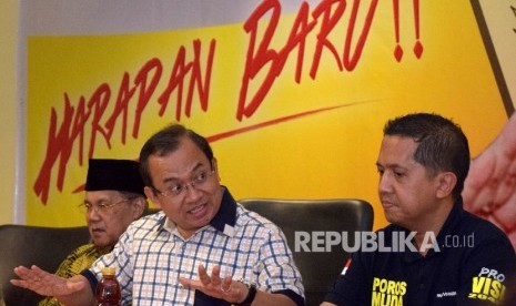 Bakal Calon Ketua Umum Partai Golkar Priyo Budi Santoso (tengah) bersama Ketua Koordinator Poros Muda Golkar Pahlevi Pangeran (kanan), dan Politisi Senior Partai Golkar Irsyad Sudiro menggelar dialog Poros Muda Golkar (PMG) di Jakarta, Kamis (21/4). (Repub