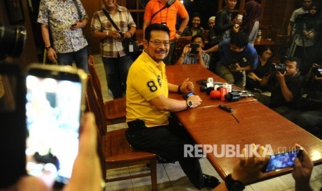 Bakal Calon Ketua Umum Partai Golkar Syahrul Yasin Limpo saat akan berbicara kepada media di Jakarta, Ahad (8/5). (Republika/Tahta Aidilla)