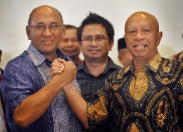 Bakal calon ketua umum PSSI, George Toisutta (kiri) dan Arifin Panigoro (kanan).