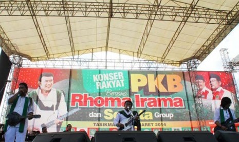 Bakal calon Presiden 2014 Rhoma Irama berorasi lewat lagu dihadapan simapatisan dan kader PKB, di Lapangan Awipari, Tasikmalaya, Jawa Barat, Kamis (20/2)