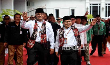 Bakal Calon Presiden Anies Baswedan bersama bakal calon Wakil Presiden Muhaimin Iskandar saat akan melakukan pendaftaran bakal pasangan calon presiden dan wakil presiden Pemilihan Umum 2024 di Gedung KPU, Jakarta, Kamis (19/10/2023). Pasangan Anies-Muhaimin (AMIN) menjadi pasangan yang pertama mendaftar di KPU sebagai bakal pasangan calon presiden dan wakil presiden 2024.