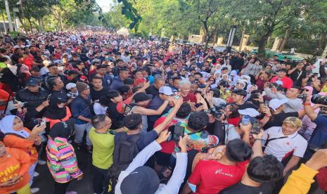 Bakal calon presiden (bacapres) 2024 dari PDI-P Ganjar Pranowo, melakukan olahraga pagi bersama warga Bandung di Lapangan Gasibu, Kota Bandung, Jawa Barat. 