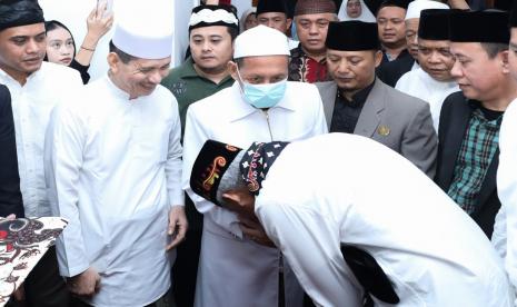 Bakal calon presiden (bacapres) 2024 dari PDIP, Ganjar Pranowo mengunjungi kediaman kiai sepuh dari Kesultanan Keraton Surosowan Banten, Abuya KH Tubagus Ahmad Syadzili Wasi di Jalan Raya Banten, Kasemen, Kota Serang, Provinsi Banten, Ahad (28/5/2023).