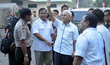 Bakal calon presiden dan wakil presiden dari poros Partai Gerindra-Partai Amanat Nasional (PAN) Prabowo Subianto (kedua kiri) dan Hatta Rajasa (ketiga kiri) bersiap menjalani tes kesehatan di Rumah Sakit Pusat Angkatan Darat (RSPAD) Gatot Subroto, Jakarta,