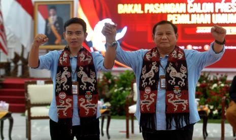 Bakal calon presiden Prabowo Subianto bersama bakal calon wakil presiden Gibran Rakabuming Raka berfoto pada pendaftaran bakal pasangan calon presiden dan wakil presiden pemilihan umum 2024 di Kantor KPU Pusat, Jakarta, Rabu (25/10/2023).