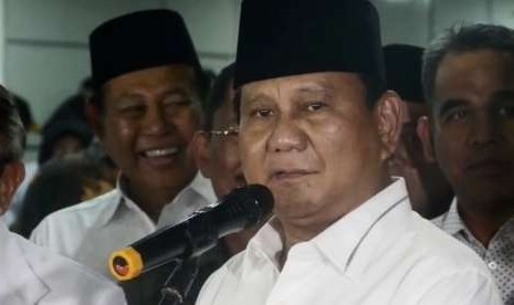 Bakal Calon Presiden Prabowo Subianto (kedua kanan)