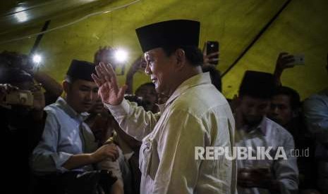 Bakal calon presiden Prabowo Subianto melambaikan tangan saat mengunjungi korban gempa di Posko pengungsian Desa Guntur Macan, Kecamatan Gunungsari, Lombok Barat, NTB, Rabu (5/9).