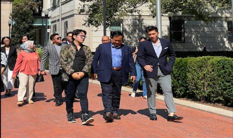 Bakal calon presiden Prabowo Subianto (tengah) didamping Andra Gusman (jas biru) saat berkeliling kampus Columbia University di New York, Amerika Serikat.