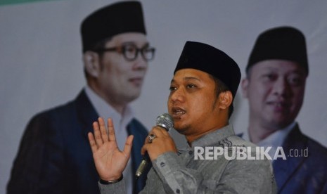 Balon Cawagub Jabar Daniel Mutaqien Syafiuddin menyampaikan orasi politiknya pada acara deklarasi dukungan pimpinan pondok Pesantren se-Priangan Timur di Ponpes Raudlatul Mutaalamin, Cilendek, Kota Tasikmalaya, Jawa Barat, Kamis (14/12). 