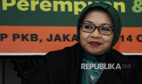 Bakal calon wakil gubernur DKI Jakarta Sylviana Murni (tengah) 