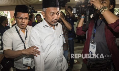 Bakal calon Wakil Gubernur Jawa Barat Ahmad Syaikhu (tengah) tiba di RS Hasan Sadikin untuk jalani pemeriksaan kesehatan di Bandung, Jawa Barat, Kamis (11/1).