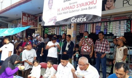 Bakal calon wakil gubernur Jawa Barat dari PKS Akhmad Syaikhu melakukan blusukan dan makan bubur bersama warga untuk menampung aspirasi masyarakat di Pasar Cisaat, Kabupaten Sukabumi, Sabtu (14/10).