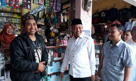 Bakal calon wakil gubernur Jawa Barat dari PKS Akhmad Syaikhu melakukan blusukan dan makan bubur bersama warga untuk menampung aspirasi masyarakat di Pasar Cisaat, Kabupaten Sukabumi, Sabtu (14/10).